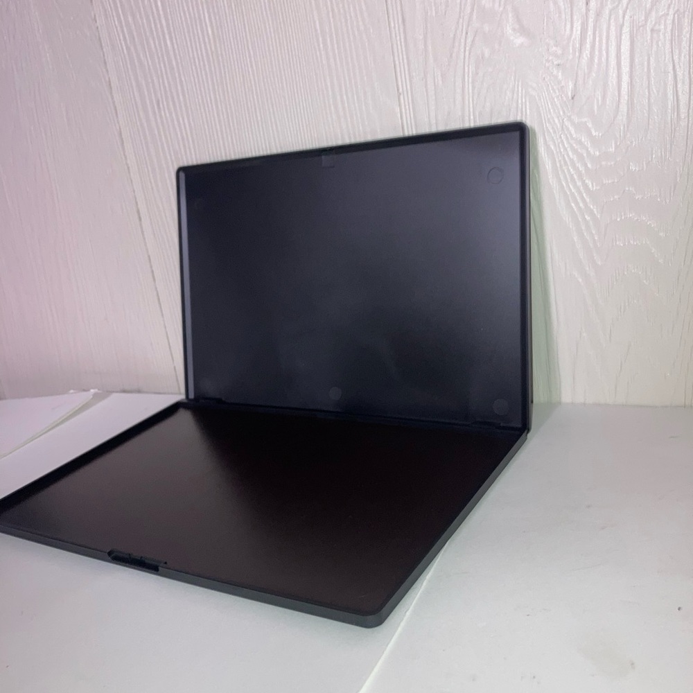 Magnetic palette

6x9 

Brand new in black